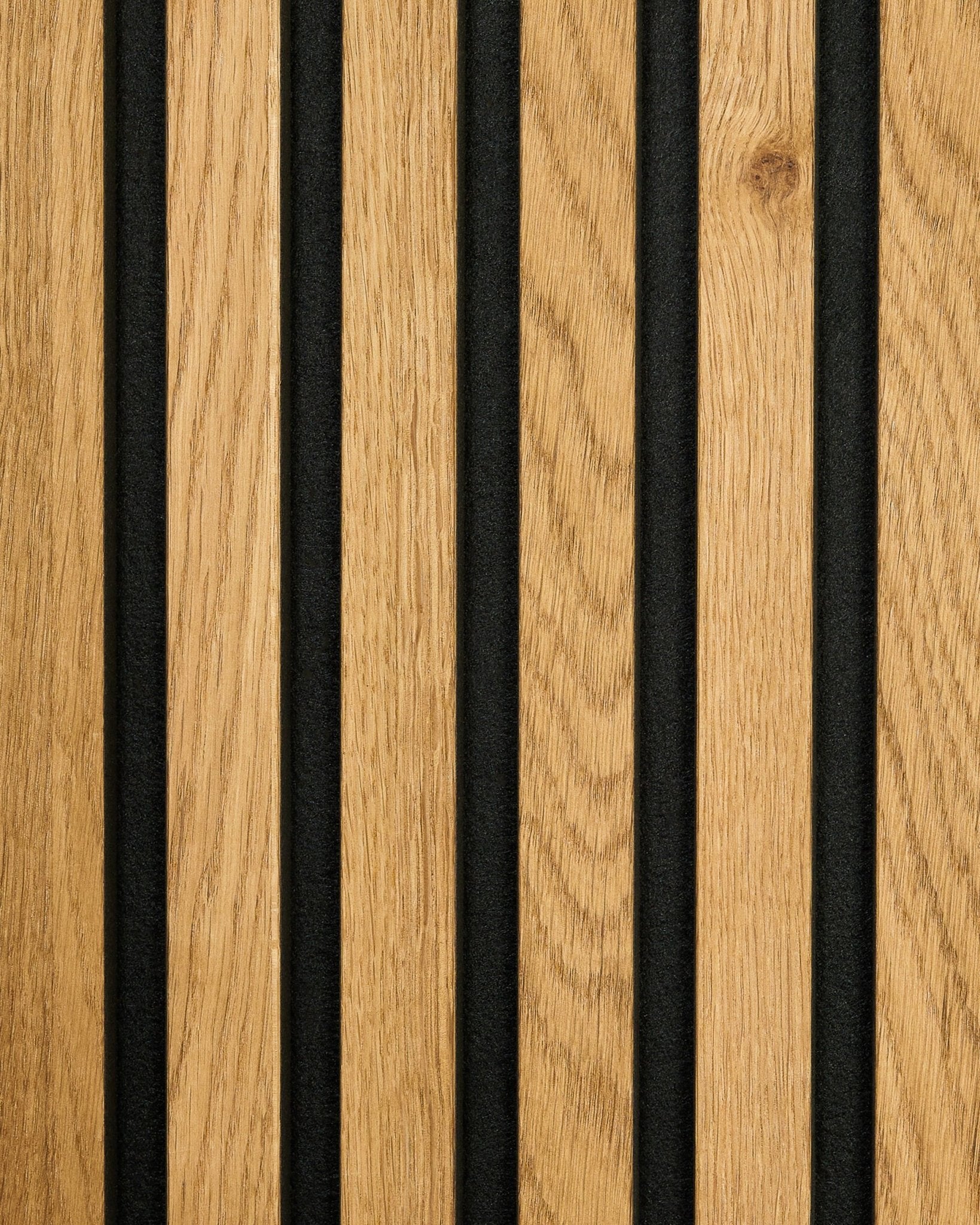 WoodUpp Akupanel in Rustic Brown Oak zeigt verticale Holzlamellen im Wechsel mit blacken Paneelen und schafft so ein gestreiftes Design eines Akustikpaneels.